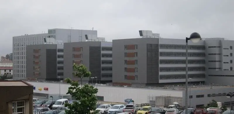 Las nuevas torres de Valdecilla vistas desde el centro de salud de Cazo&ntilde;a
