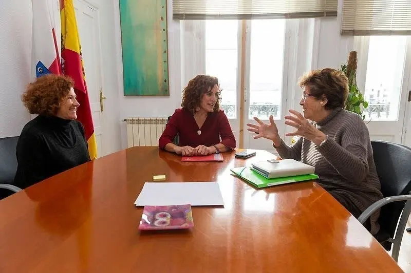 La consejera de Empleo y Pol&iacute;ticas Sociales, Ana Bel&eacute;n &Aacute;lvarez, se re&uacute;ne con la presidenta de la Asociaci&oacute;n Consuelo Berges, Mar&iacute;a &Aacute;ngeles Ruiz-Tagle