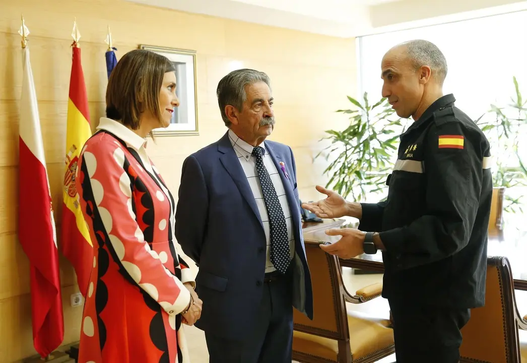 El presidente de Cantabria, Miguel &Aacute;ngel Revilla; la consejera de Presidencia, Interior, Justicia y Acci&oacute;n Exterior, Paula Fern&aacute;ndez Via&ntilde;a, y el teniente coronel Jos&eacute; Alberto Barja