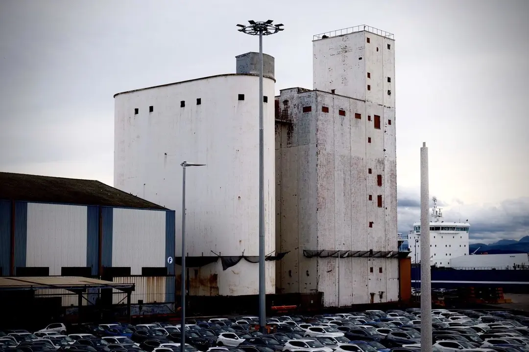 SILOS EN DESUSO DE CEMENTOS ALFA EN LA ZONA FRANCA DEL PUERTO DE SANTANDER