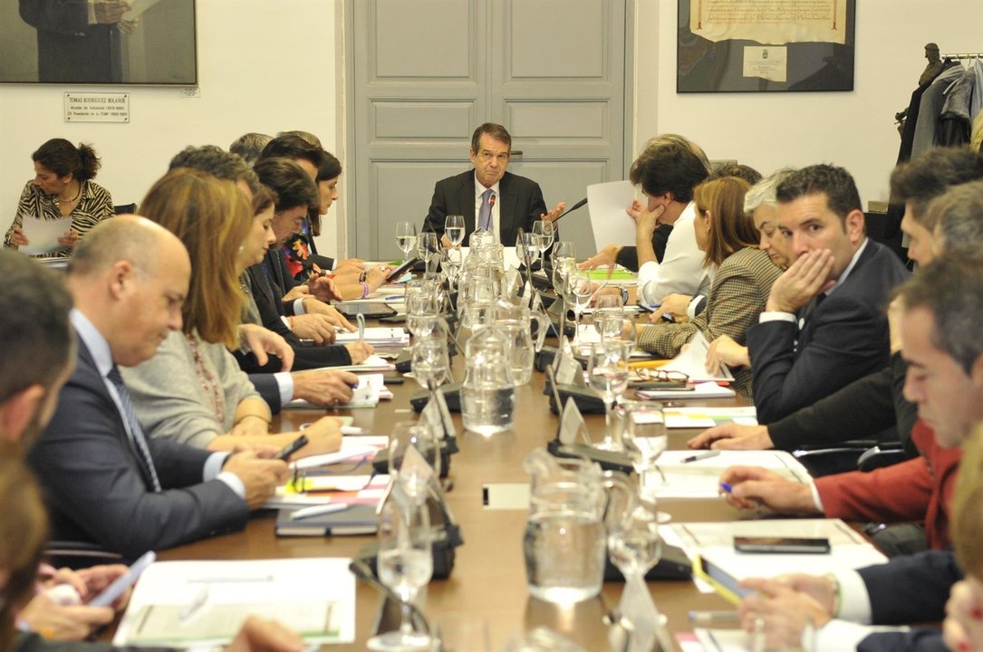El presidente de la FEMP, Abel Caballero, preside la primera reunión de la Junta de Gobierno.