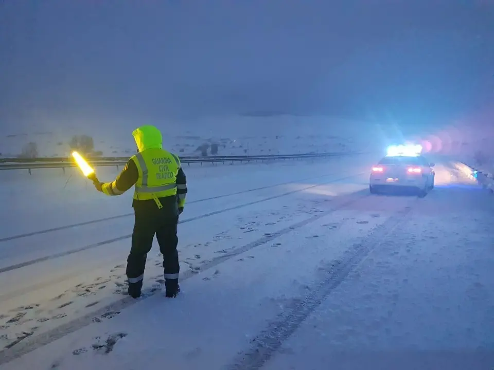 Guardia Civil Tr&aacute;fico auxilia veh&iacute;culos A-67 nieve