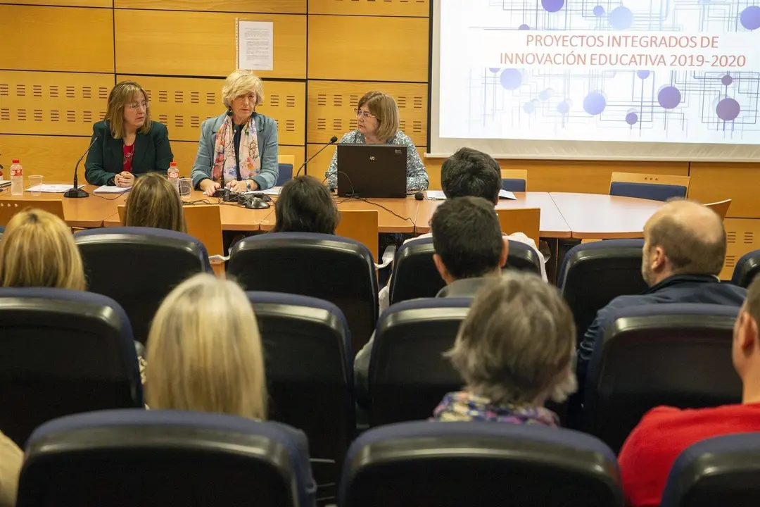 La consejera de Educaci&oacute;n firma los contratos de 16 nuevos Proyectos Integrados de Innovaci&oacute;n Educativa, que son ya 100 en toda Cantabria