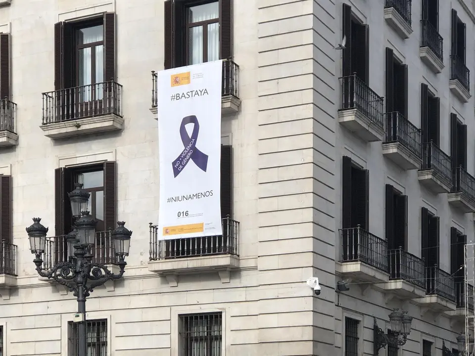 Pancarta en la Delegaci&oacute;n del Gobierno