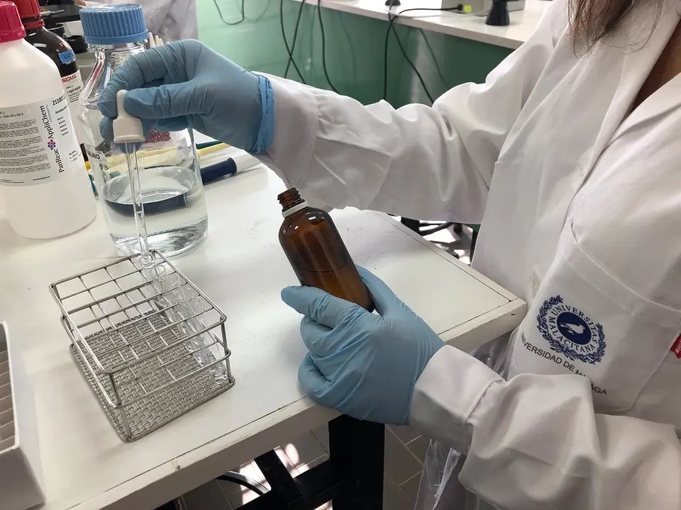 Una investigadora de la Universidad de M&aacute;laga (UMA) en un laboratorio.