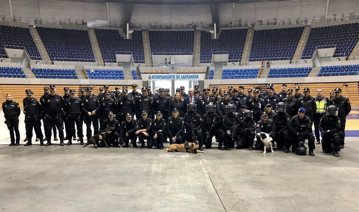 Exhibici&oacute;n de la Polic&iacute;a Nacional en el Palacio de Deportes ante cerca de 2.000 escolares de Santander y Torrelavega