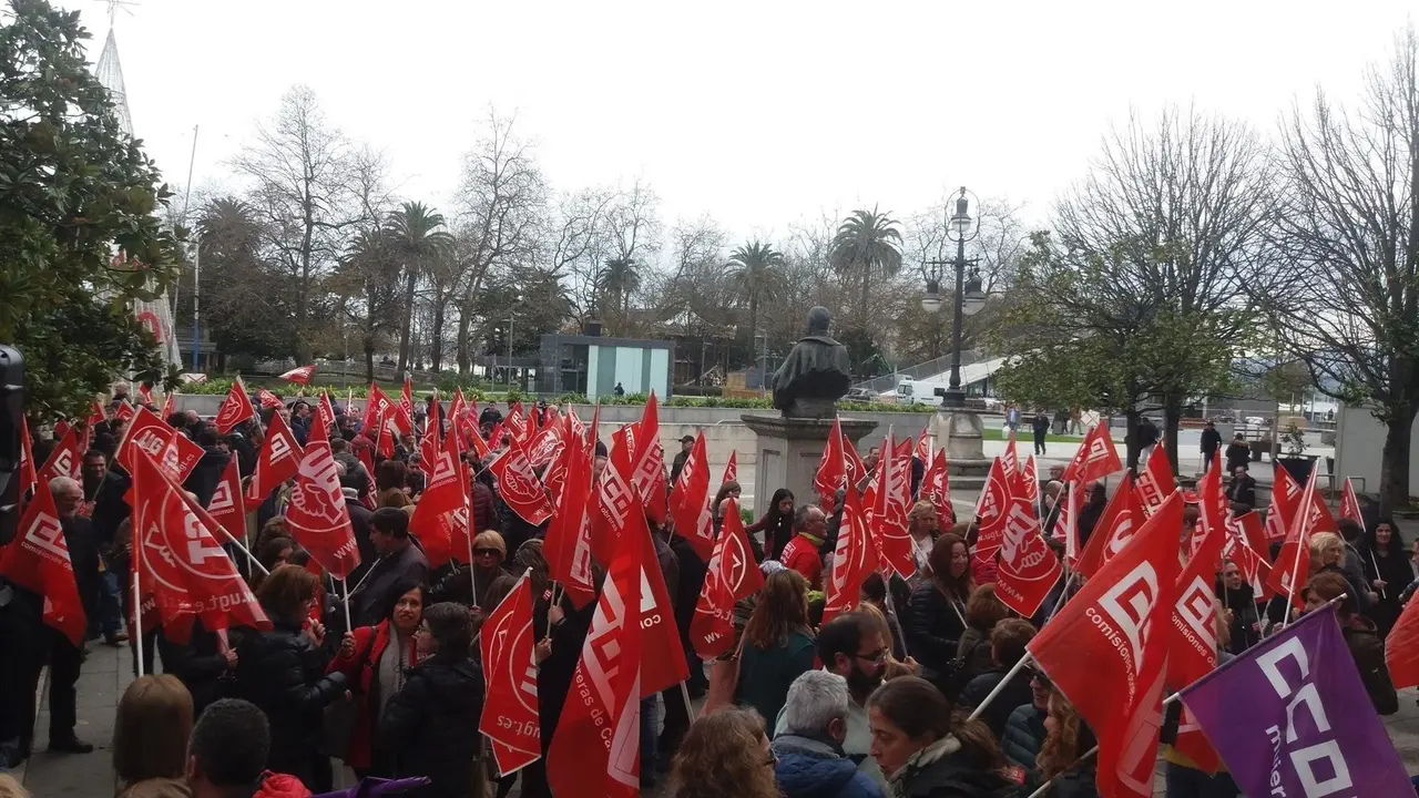 Concentraci&oacute;n organziada por CCOO y UGT para urgir la derogaci&oacute;n de la reforma laboral