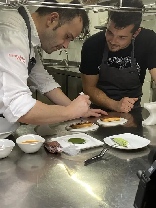 El chef Carlos Maldonado visita Cantabria para conocer su gastronom&iacute;a y producto