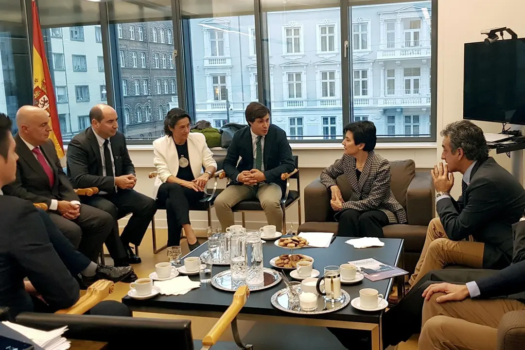 Reuni&oacute;n del consejero de Industria, Francisco Mart&iacute;n, con la consejera de la embajada y representantes del cl&uacute;ster en la oficina comercial de la Embajada de Espa&ntilde;a en Dinamarca. Gracias