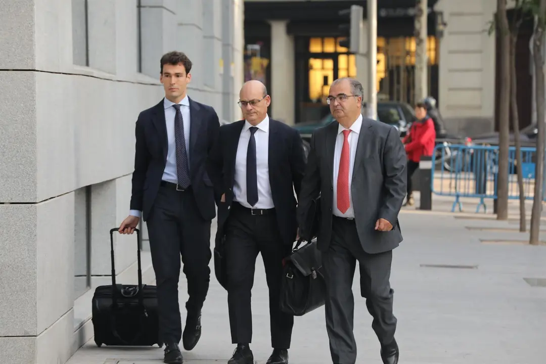 El expresidente del Banco Popular, &Aacute;ngel Ron (1d), a su llegada al Juzgado Central de Instrucci&oacute;n n&uacute;mero 4 de la Audiencia Nacional