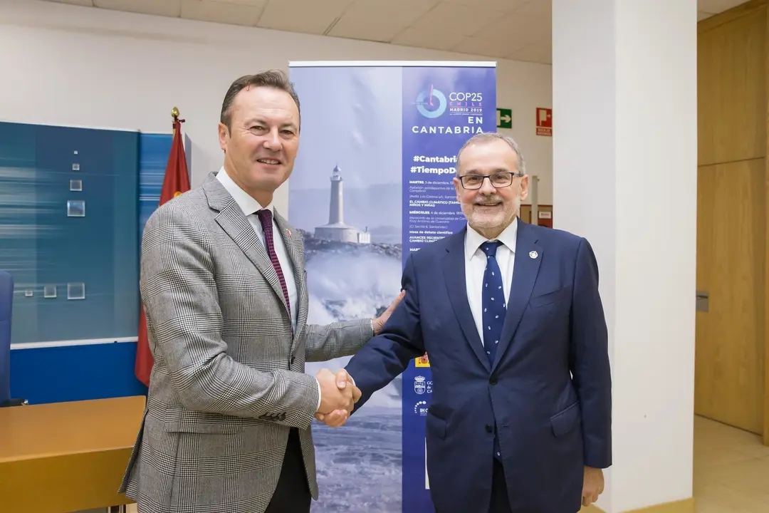 El consejero de Desarrollo Rural, Guillermo Blanco, y el rector de la UC, &Aacute;ngel Pazos