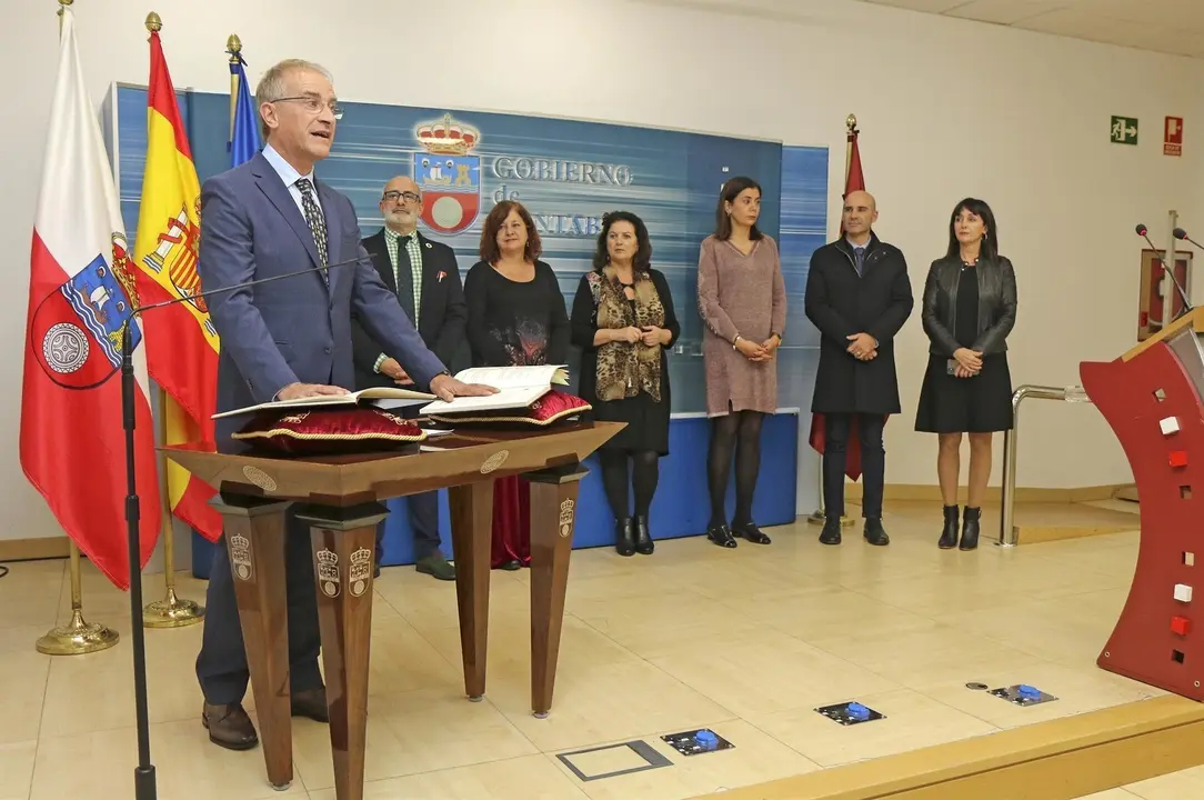 El consejero de Sanidad, Miguel Rodr&iacute;guez, preside la toma de posesi&oacute;n del subdirector de Cuidados del Servicio C&aacute;ntabro de Salud, Pedro Herrera