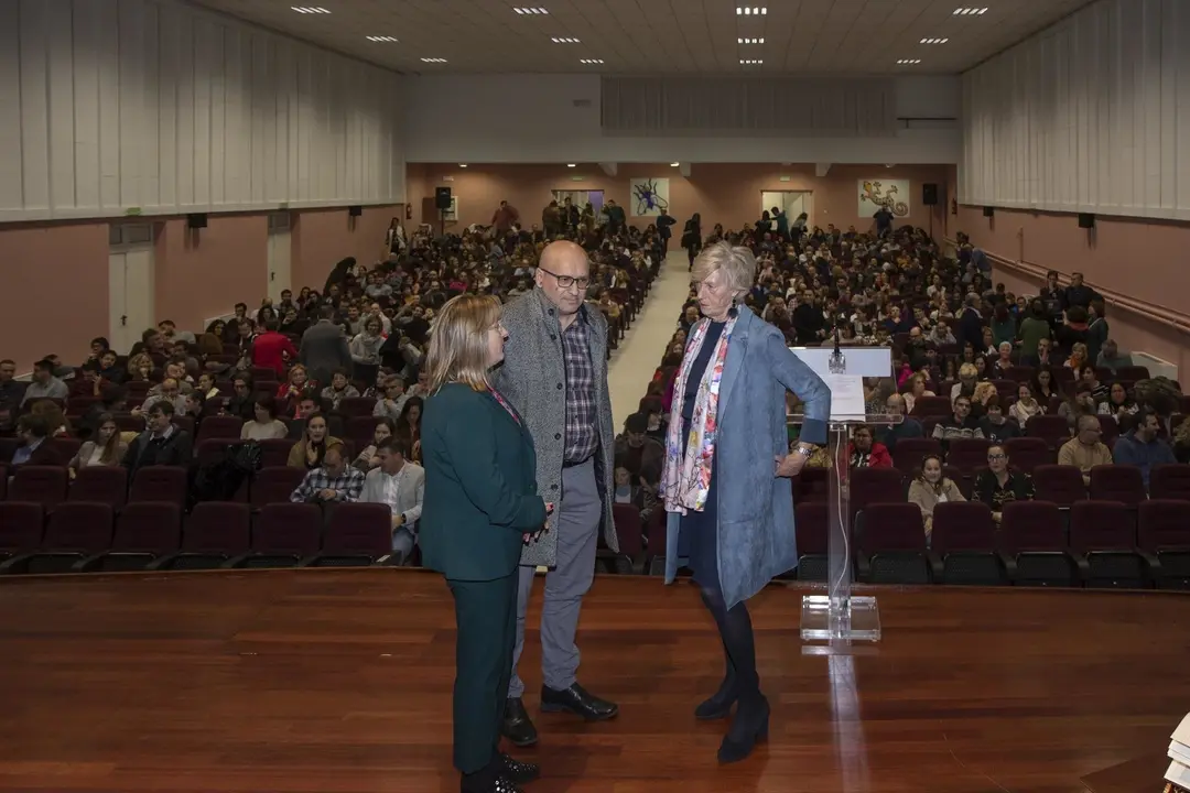 La consejera de Educaci&oacute;n, Formaci&oacute;n Profesional y Turismo, Marina Lomb&oacute;, entrega t&iacute;tulos de nombramiento de docentes de Secundaria