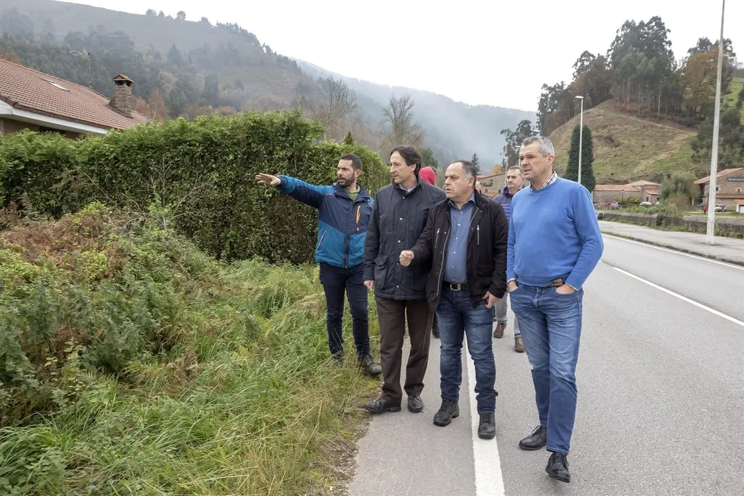 El consejero de Obras P&uacute;blicas, Ordenaci&oacute;n del Territorio y Urbanismo, Jos&eacute; Luis Gochicoa, visita el cauce del r&iacute;o Saja para estudiar las medidas de protecci&oacute;n frente a las inundaciones