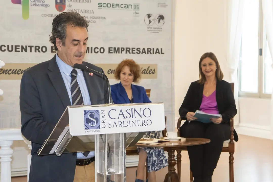 El consejero de Innovaci&oacute;n, Industria, Transporte y Comercio, Francisco Mart&iacute;n, asiste al II Encuentro Econ&oacute;mico Empresarial de la Asociaci&oacute;n de Mujeres Empresarias con la periodista y escritora Gloria Lomana
