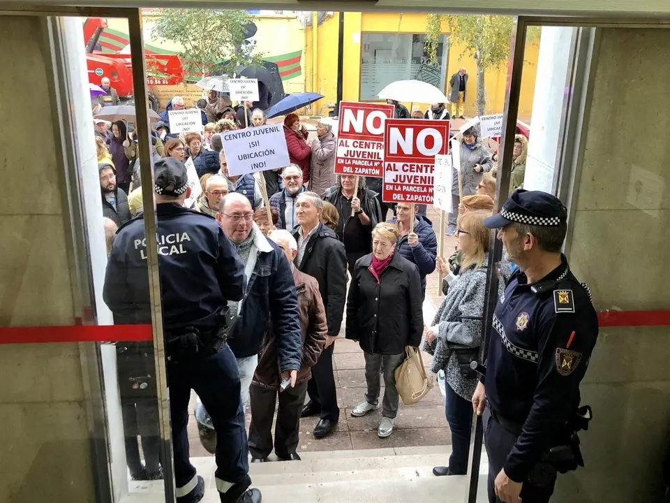 Portesta vecinos en el Pleno de Torrelavega de noviembre