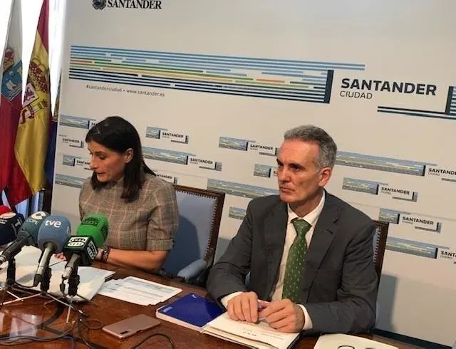 La alcaldesa de Santander, Gema Igual, y el concejal de Econom&iacute;a, V&iacute;ctor Gonz&aacute;lez Huergo