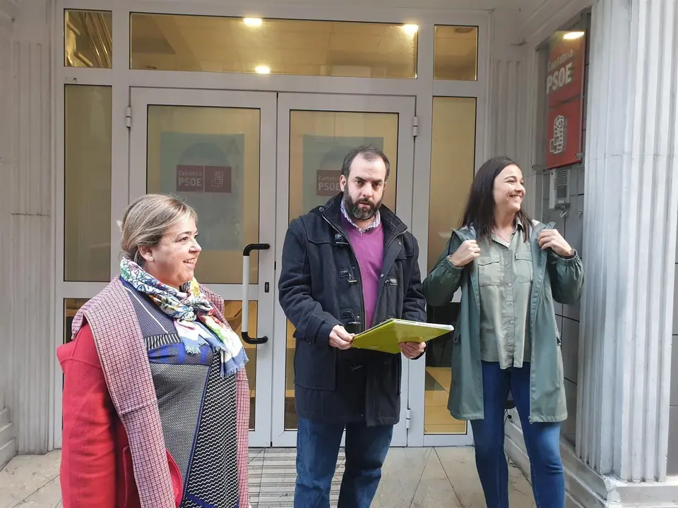 Marta Domingo, Jos&eacute; Otto Oyarbide y Zara Ursugu&iacute;a en la puerta de la sede del PSOE