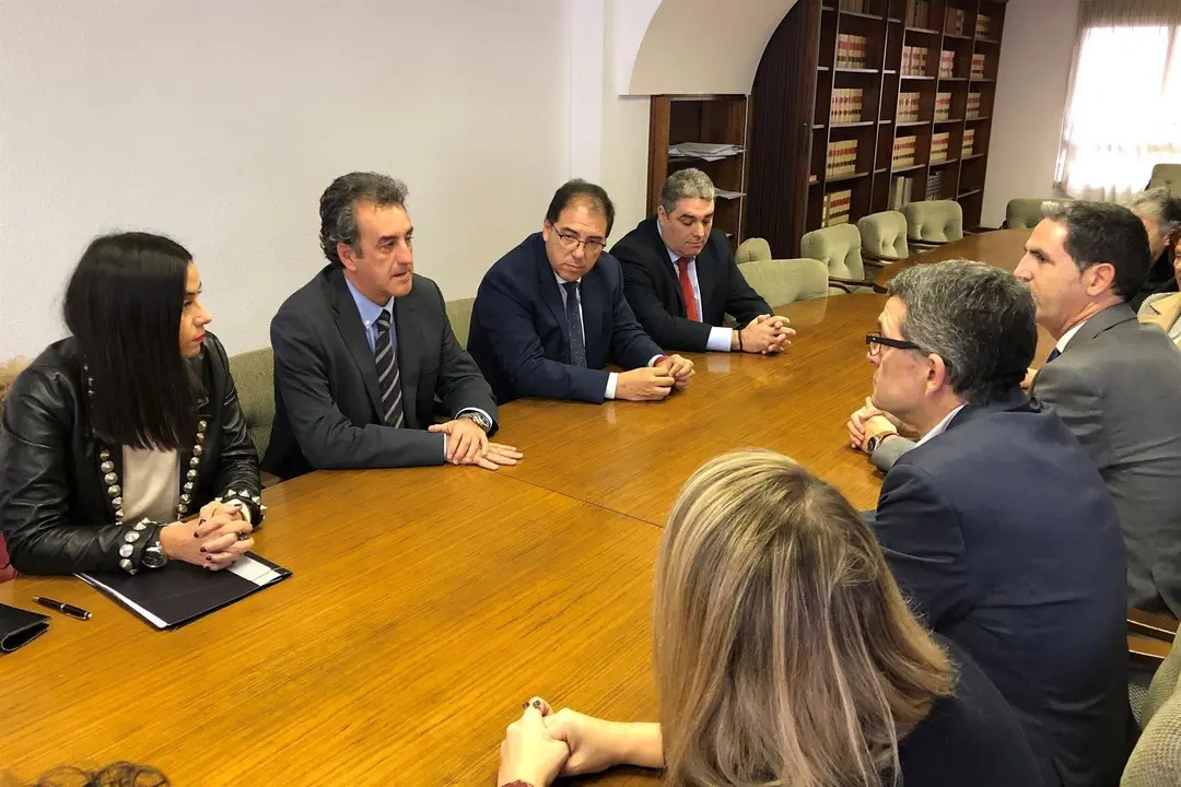 El consejero de Comercio, Francisco Mart&iacute;n, se re&uacute;ne con miembros de la C&aacute;mara de Comercio y de las asociaciones de comerciantes de Torrelavega
