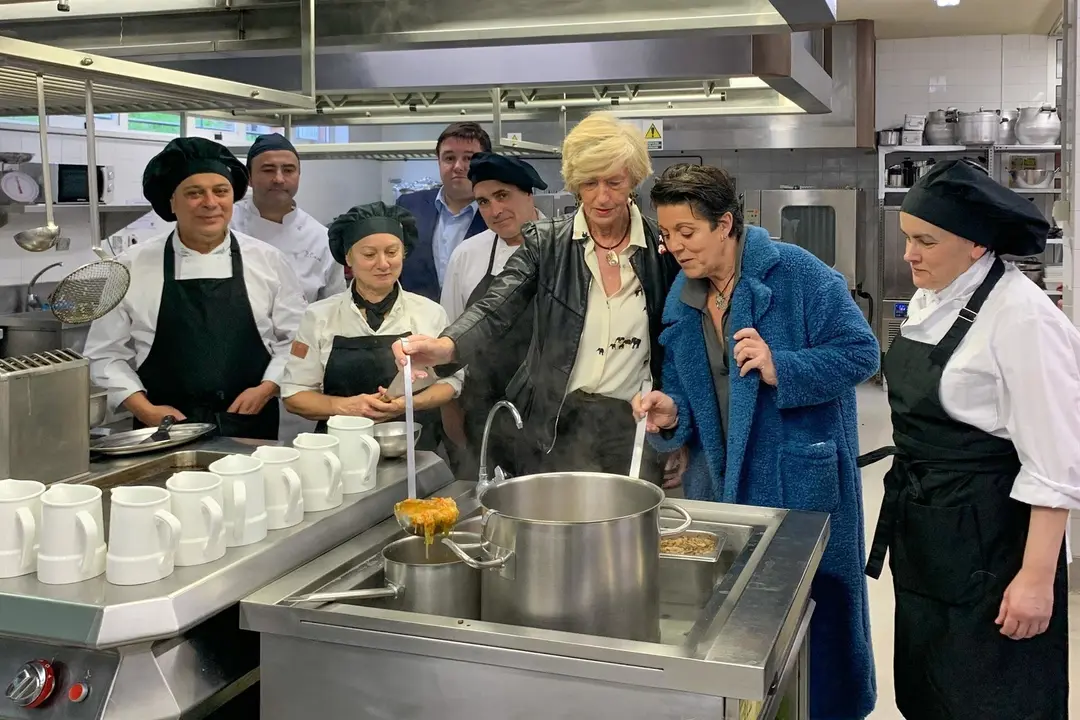 La consejera de Educaci&oacute;n, FP y Turismo, Marina Lomb&oacute;, con alumnos del instituto Fuente Fresnedo de Laredo durante las III Jornadas de la Carne de Tudanca de este centro educativo