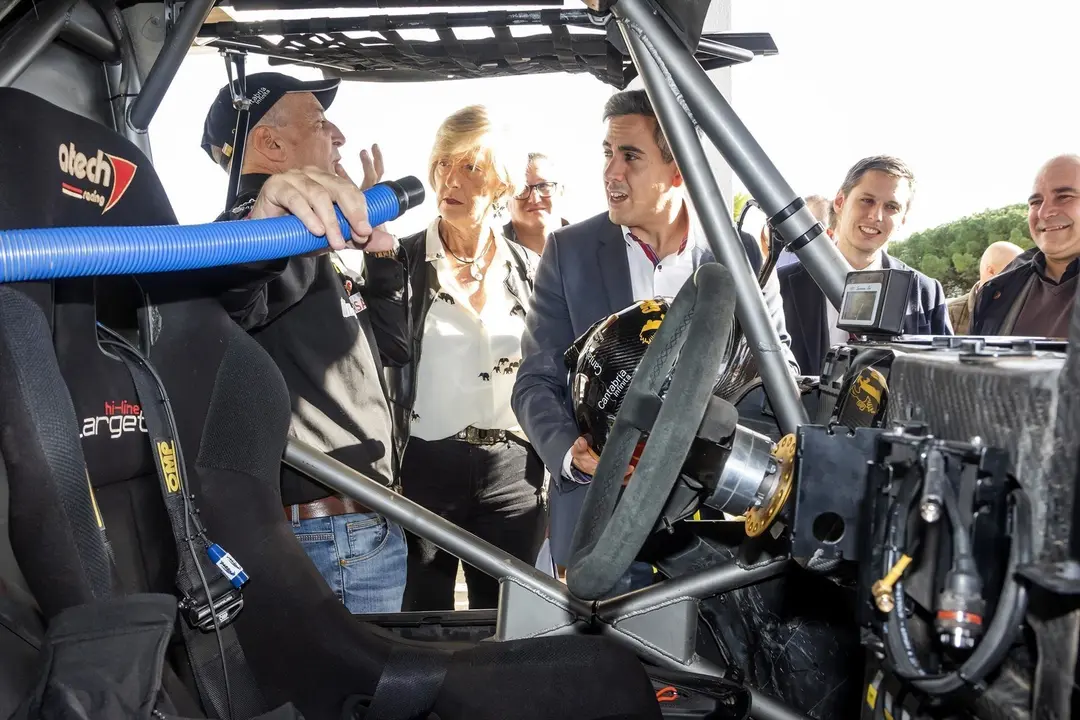 El vicepresidente de Cantabria y consejero de Universidades, Igualdad, Cultura y Deporte, Pablo Zuloaga, y la titular de Educaci&oacute;n, FP y Turismo, Marina Lomb&oacute;, con el piloto Chus Puras