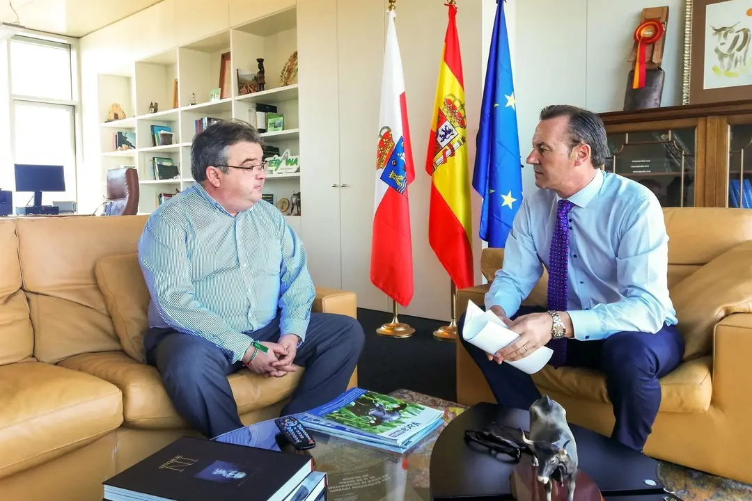 El consejero de Desarrollo Rural, Ganader&iacute;a, Pesca, Alimentaci&oacute;n y Medio Ambiente, Guillermo Blanco, y el alcalde de Nojal, Miguel &Aacute;ngel Ruiz