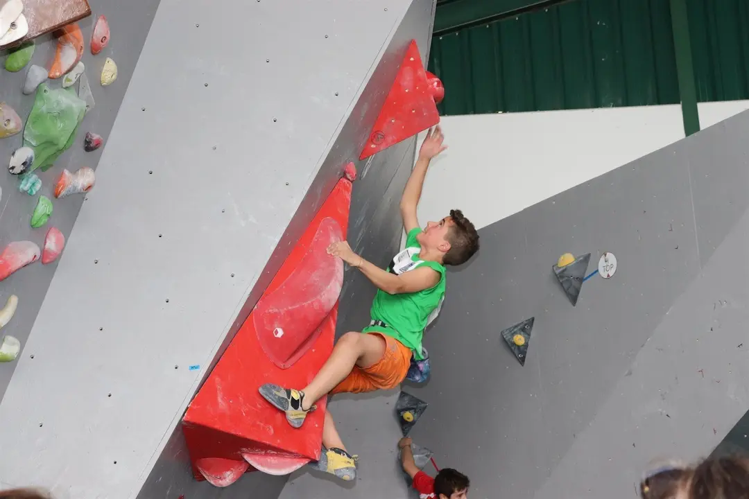 Un joven en el Campeonato de Espa&ntilde;a de Escalada Infantil y Cadete en Plasencia (C&aacute;ceres).