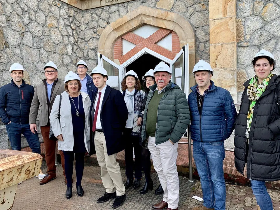 La Corporaci&oacute;n de Laredo visita las obras de la piscina