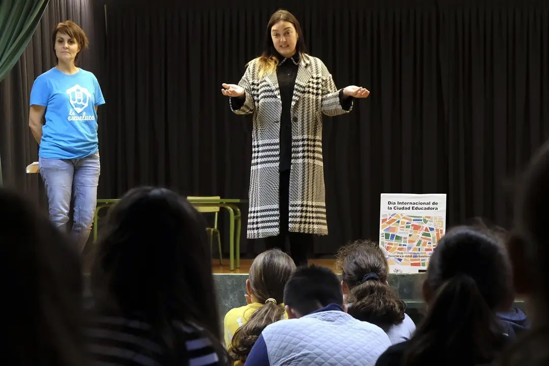 La concejala de Educaci&oacute;n en una jornada l&uacute;dico-formativa en el colegio Manuel Llano