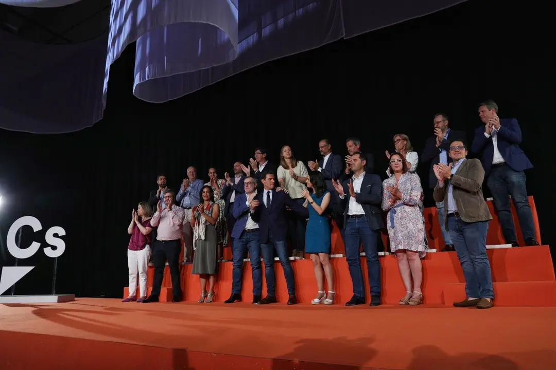 El expresidente de Ciudadanos Albert Rivera con sus compa&ntilde;eros de partido en el &uacute;ltimo Consejo General de Ciudadanos.