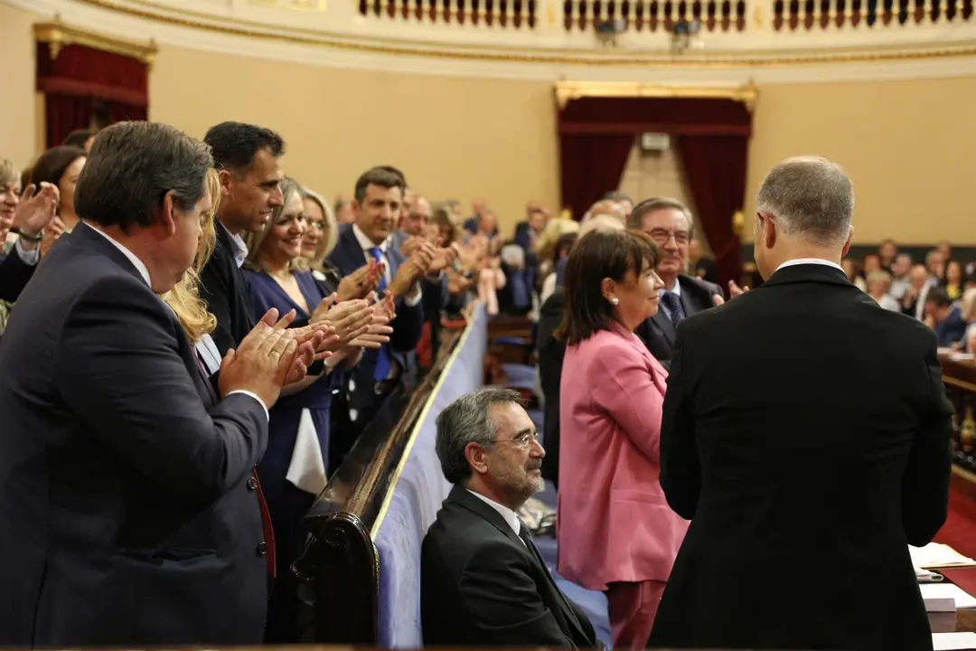 Aplauso al presidente del Senado, Manuel Cruz (PSOE), durante la constituci&oacute;n de la legislatura anterior.