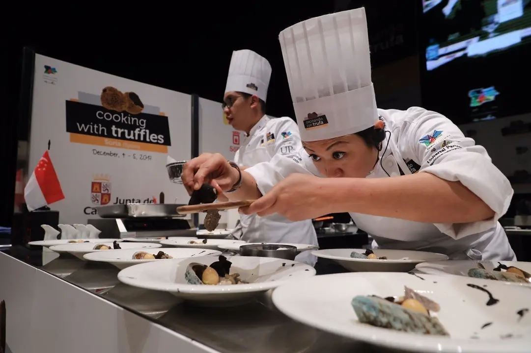 Chefs cocinando trufa negra