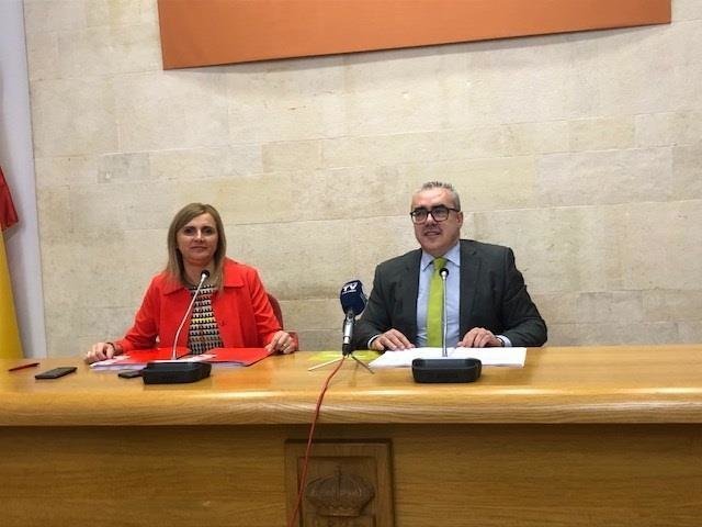 Noelia Cobo y Pedro Hernando, portavoces parlamentarios de PSOE y PRC, respectivamente