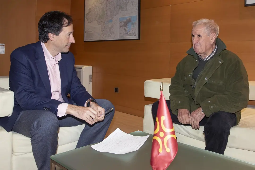 El consejero de Obras P&uacute;blicas, Ordenaci&oacute;n del Territorio y Urbanismo, Jos&eacute; Luis Gochicoa, recibe al alcalde de Herrer&iacute;as, Francisco Linares.