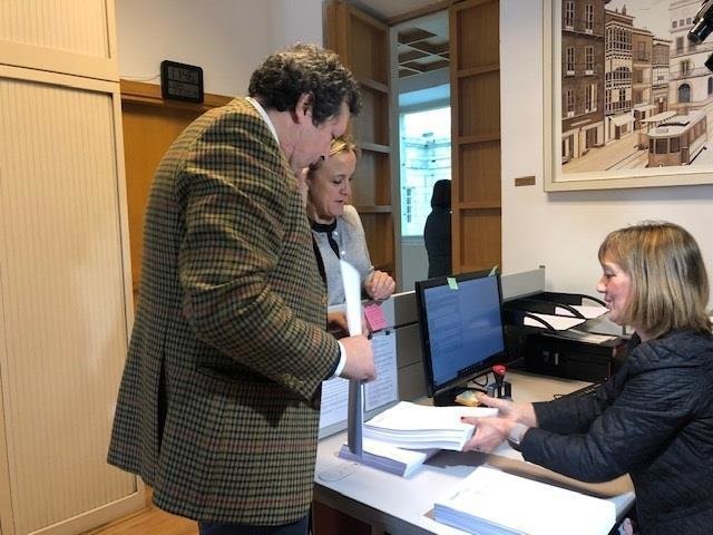 El portavoz del PP en el Parlamento de Cantabria y la diputada Isabel Urrutia registran las enmiendas del grupo parlamentario popular a los Presupuestos de Cantabria de 2020 y a la ley de acompañamiento