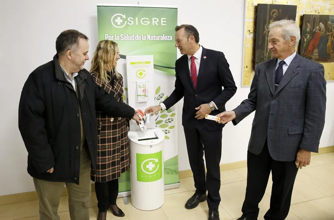 Guillermo Blanco, Rita de la Plaza y el presidente de Sigre depositan medicamentos al informar en rueda de prensa de esta pr&aacute;ctica de reciclaje en Cantabria