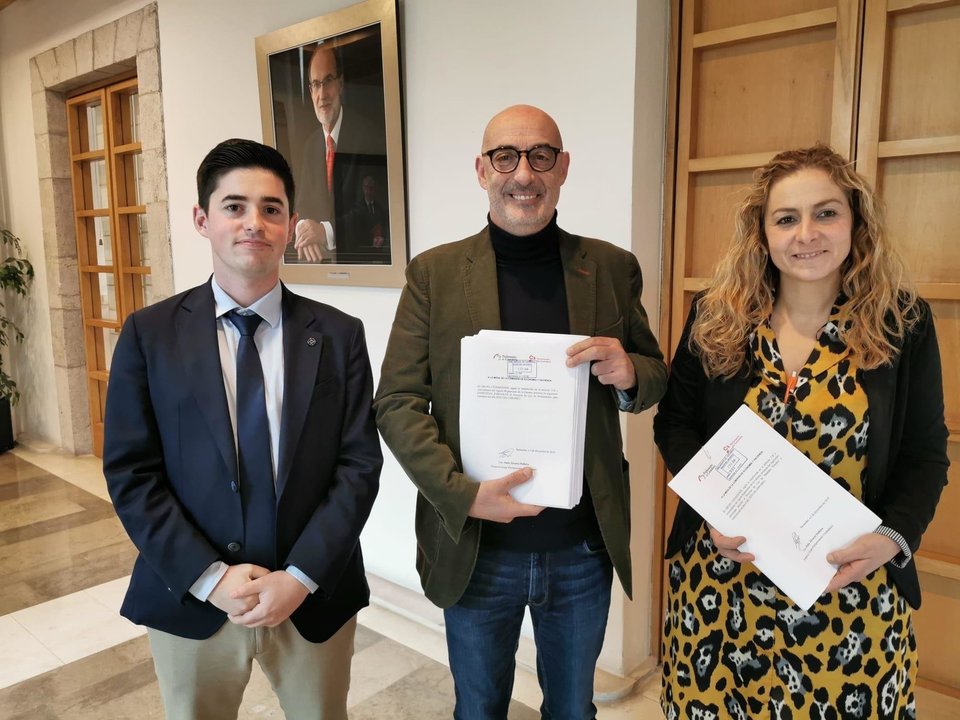 Los diputados de Cs -Diego Marañón, Félix Álvarez y Marta García- presentan las enmiendas al presupuesto de 2020 y la ley de acompañamiento en el Registro del Parlamento