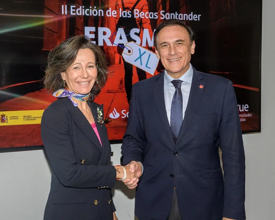 La presidenta de Banco Santander y Universia, Ana Bot&iacute;n, y el presidente de la Conferencia de Rectores de Universidades Espa&ntilde;olas (CRUE), Jos&eacute; Carlos G&oacute;mez Villamandos, en la firma de las Becas Santander Erasmus.