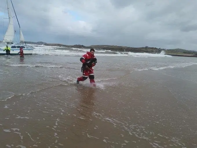 Rescate del ocupante de un catamar&aacute;n a la deriva y su mascota en Suances