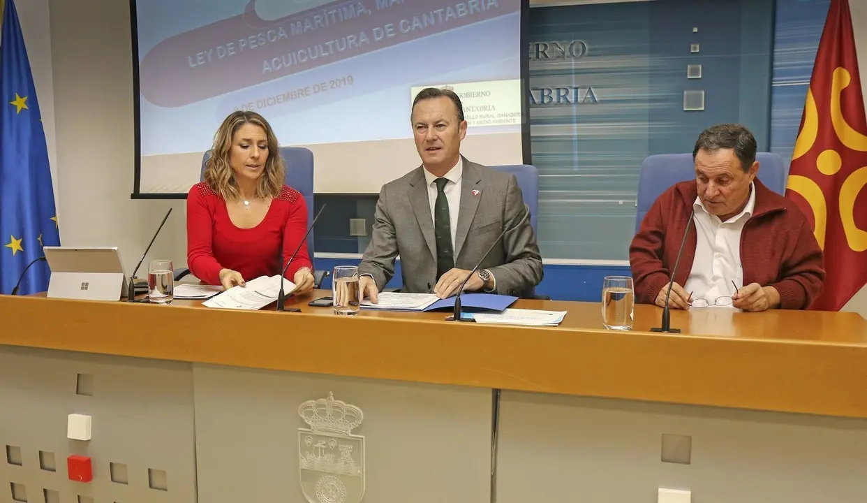 Marta L&oacute;pez, directora de Pesca y Alimentaci&oacute;n; Guillermo Blanco, consejero del ramo; y Miguel Fern&aacute;ndez, presidente de los pescadores c&aacute;ntabros presentan la ley que regular&aacute; el sector