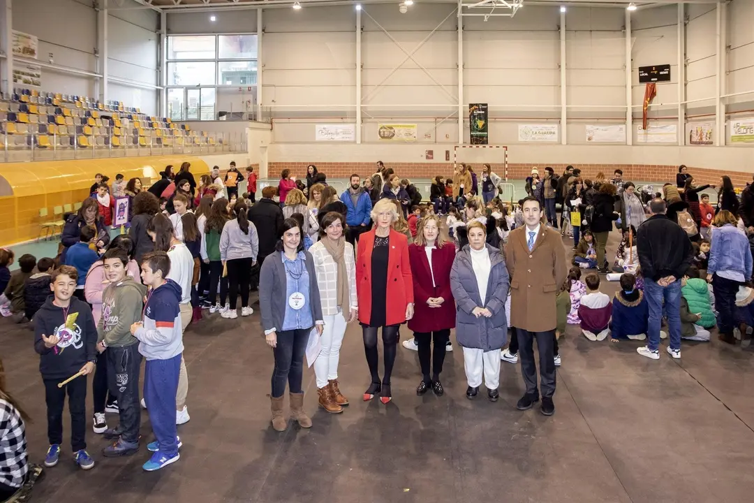 La consejera de Educaci&oacute;n en el D&iacute;a de la Discapacidad en el CEIP Juan de Herrera y el CEE Parayas