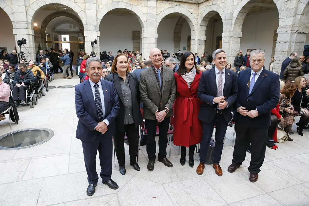 Presidente de Cantabria, Miguel &Aacute;ngel Revilla; presidenta de CERMI, Mar Arruti; delegado del Gobierno, Eduardo Echevarr&iacute;a; alcaldesa de Santander, Gema Igual; vicepresidente regional, Pablo Zuloaga, y presidente del Parlamento, Joaqu&iacute;n G&oacute;mez