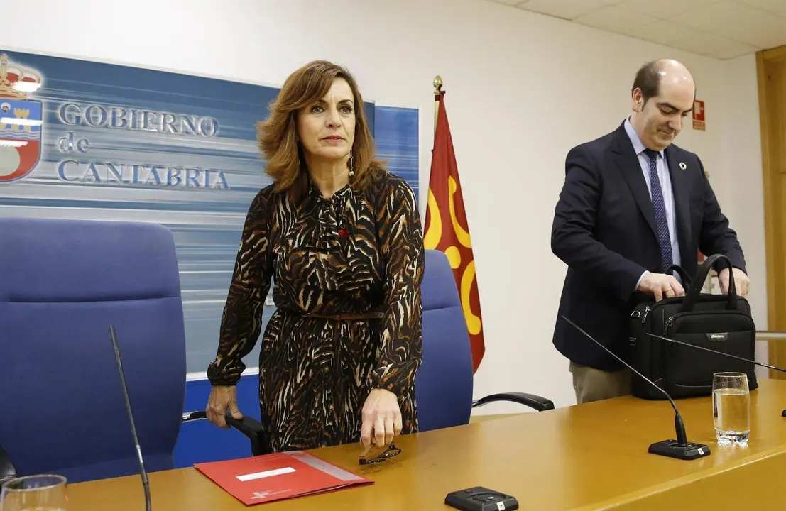 La consejera de Empleo y Pol&iacute;ticas Sociales, Ana Bel&eacute;n &Aacute;lvarez, y el director del Servicio C&aacute;ntabro de Empleo, Jos&eacute; Manuel Callejo