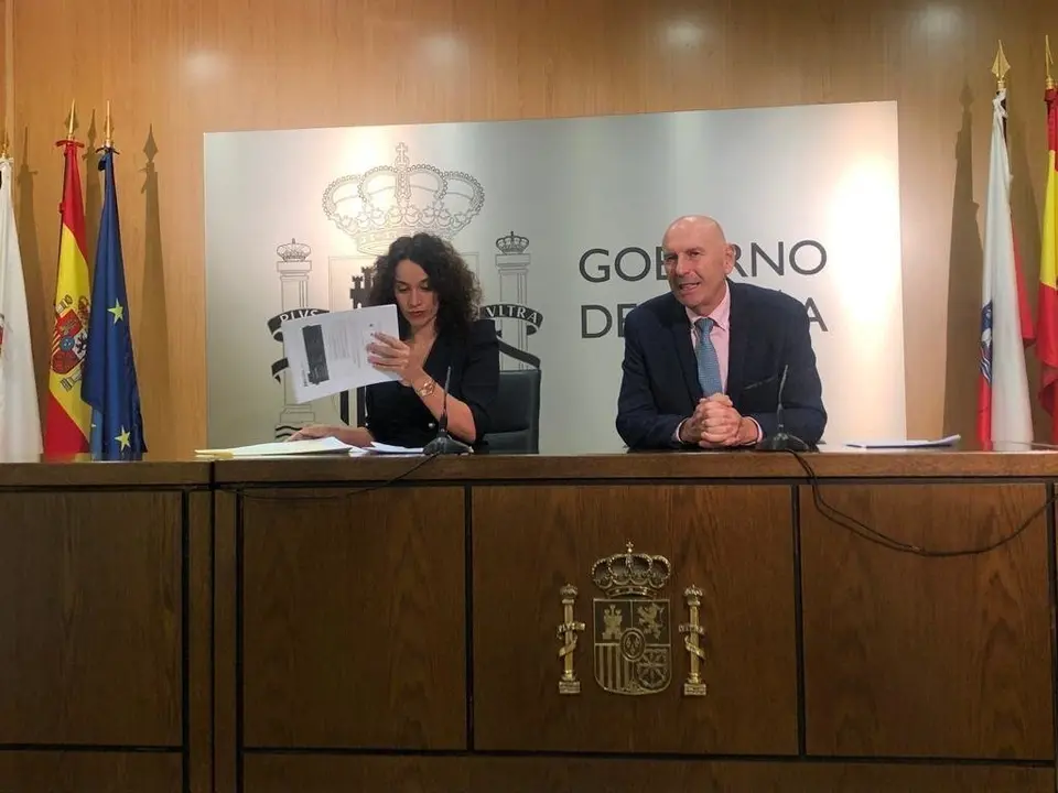 La directora del Instituto y la Tesorer&iacute;a de la Seguridad Social en Cantabria, Eva Su&aacute;rez, y el delegado del Gobierno, Eduardo Echevarr&iacute;a