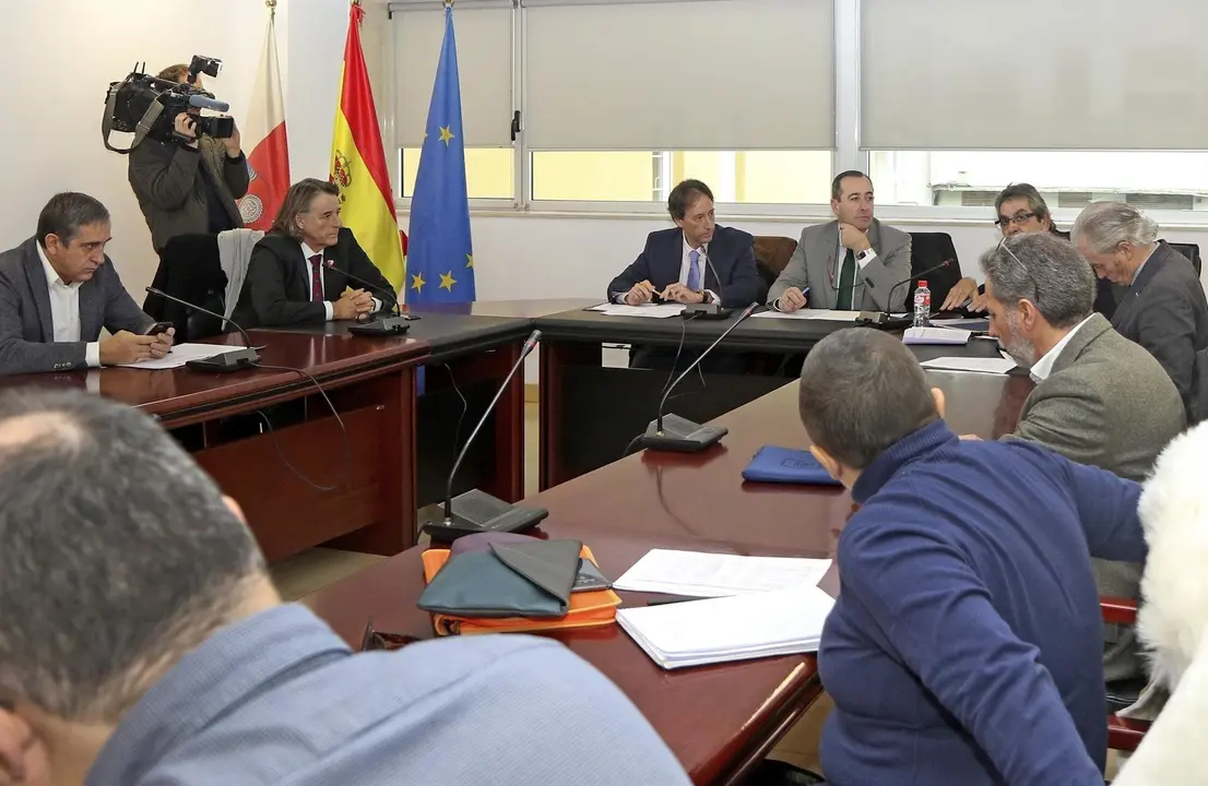 El consejero de Obras P&uacute;blicas, Ordenaci&oacute;n del Territorio y Urbanismo, Jos&eacute; Luis Gochicoa, preside la reuni&oacute;n de la CROTU