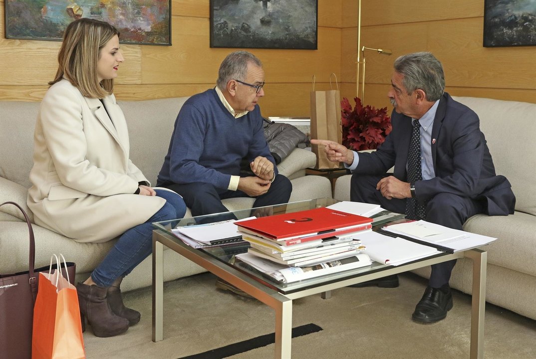 El presidente de Cantabria, Miguel Ángel Revilla, recibe al alcalde de Medio Cudeyo, Juan José Perojo