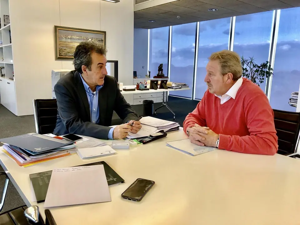 El consejero de Industria, Fracisco Mart&iacute;n, y el alcalde de Anievas,