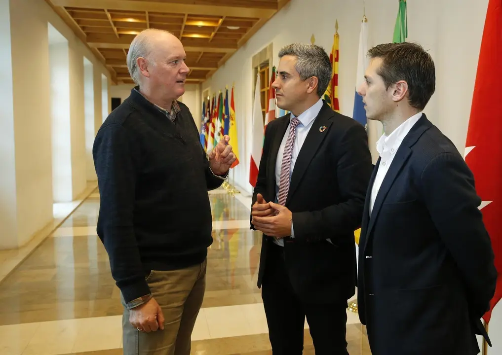 El vicepresidente de Cantabria, Pablo Zuloaga, y el director general de Deporte, Mario Iglesias, onversnado con el presidente de la Federaci&oacute;n C&aacute;ntabra de Ciclismo, &Aacute;ngel Rivero