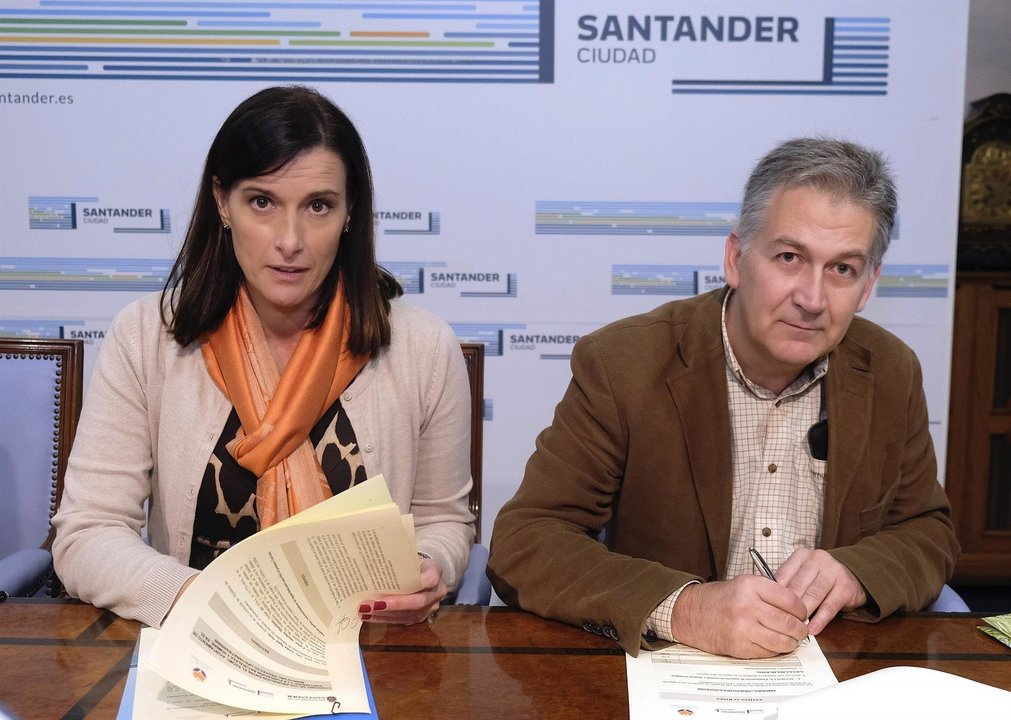 La alcaldesa, Gema Igual, y el director de la Fundación Naturaleza y Hombre, Carlos Sánchez, han firmado hoy un convenio de colaboración para la limpieza y acondicionamiento de la ría de Raos