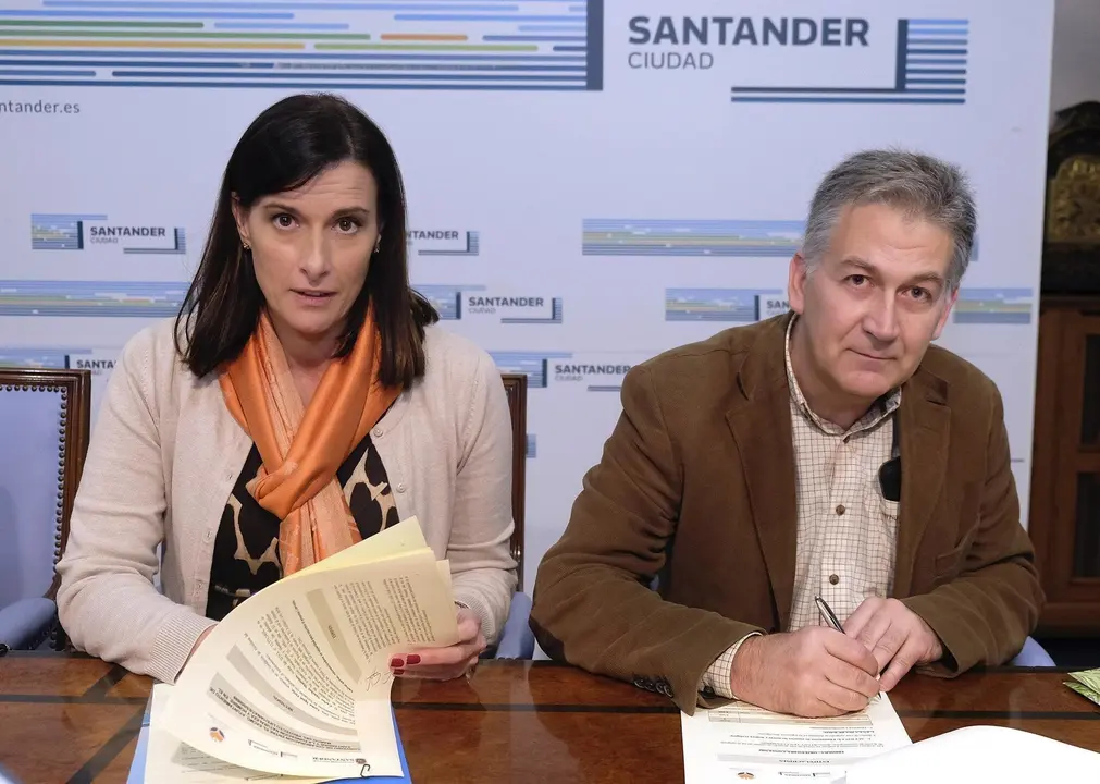 La alcaldesa, Gema Igual, y el director de la Fundaci&oacute;n Naturaleza y Hombre, Carlos S&aacute;nchez, han firmado hoy un convenio de colaboraci&oacute;n para la limpieza y acondicionamiento de la r&iacute;a de Raos